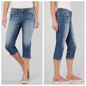 Buckle | Gabby Stretch Capri Jean in Ledell Size 25 Curvy Fit High Rise BKE